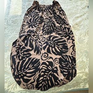 Manuhealii Black and Tan Patterned Skirt one size